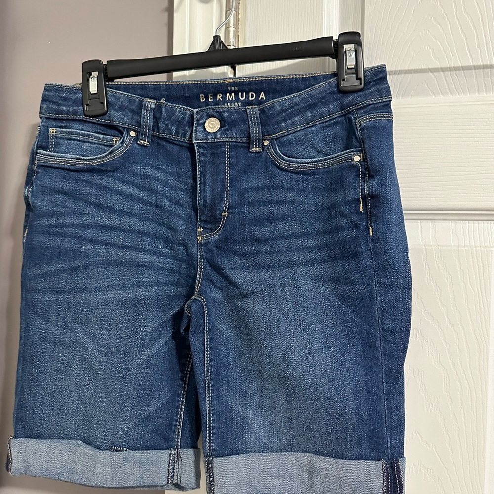 White House black market size 6 denim Bermuda denim shorts used great condition